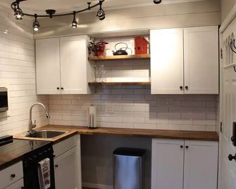 Quiet guest suite located near Historic Downtown Lee's Summit - Lee’s Summit - Küche