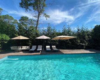 Whb Village,4200sqft,traffic Free,private Dr,40ft Heated Pool Open,beach,fam Fr - Westhampton Beach - Piscina