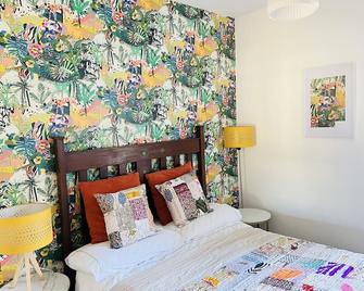 Arty Boutique Apartment in Central Teddington - Teddington - Bedroom