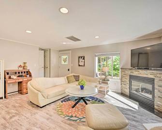 Family-Friendly Kirkland Home about 1 Mi to Downtown - Kirkland - Living room
