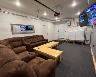 Bear Cave Rental Unit - North Pole - Sala de estar