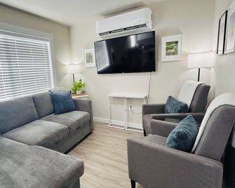 At the Hammond Harbor, minutes to the Pacific Ocean, 2 bdr , 1 bath, sleeps 5ish - Warrenton - Sala de estar