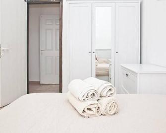 Your Home Away From Home In The Center Of Tel Aviv & 5 Minutes From The Beach - Tel Aviv - Bedroom