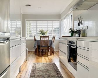 M&K Home with central air condition, 4 bedrooms, by Chartwell Shopping Centre - Hamilton - Kitchen