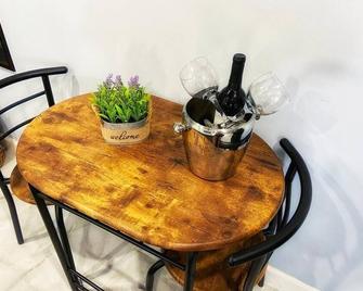 Lovely rental unit with independent entrance apt # 1 - Tampa - Dining room