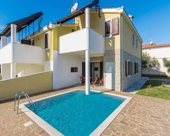 Holiday Home in Novigrad with Private Pool - Bužinija - Piscina