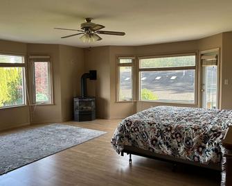 The Fort Wine Burrow, Fully Furnished 8 Guest Vacation Home - Langley Township - Habitación