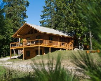 Legion Lake Lodge - Custer - Building