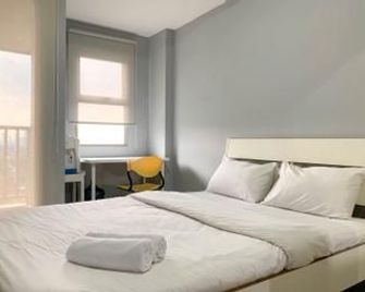 Tranquil Living Studio at Belmont Residence Puri Apartment By Travelio - Jakarta - Bedroom