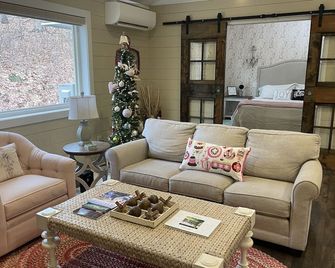 Peaceful cabin in our private woods, close to bike trail, winery, and lakes. - Traverse City - Living room