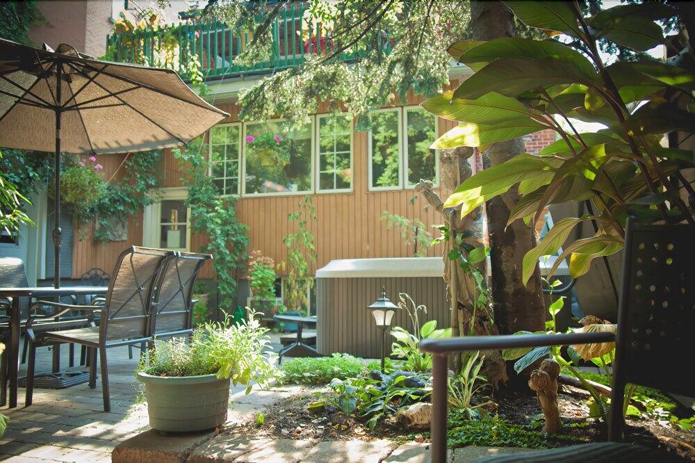 ميزون ديه جاردين بد آند بريكفاست - مونترال - شرفة مرصوفة