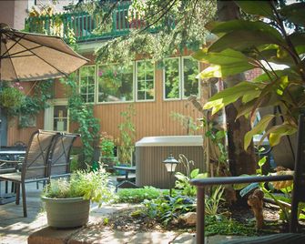 ميزون ديه جاردين بد آند بريكفاست - مونترال - شرفة مرصوفة