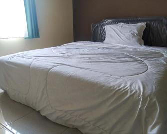 Travelista Homestay Near Gor Candradimuka Semarang Mitra RedDoorz - Ungaran - Schlafzimmer