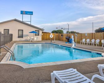Motel 6 Bryan - College Station - בריאן - בריכה
