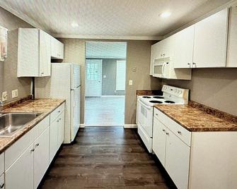Contemporary Cottage Located Near Conneaut Lake - Conneaut Lake - Kitchen