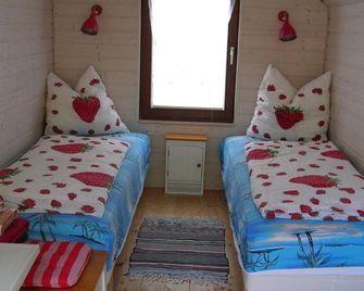 Cozy vacation home with an outdoor pool in a peaceful location by the forest - Pirna - Schlafzimmer