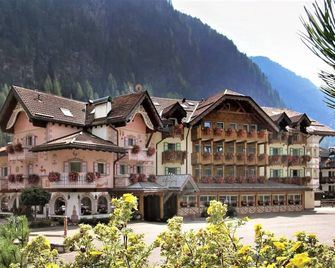 Soreghes - Campitello di Fassa - Building
