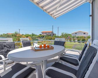 Awesome Home in Kaocine With Outdoor Swimming Pool, Wifi and Outdoor Swimming Pool - Drinovci - Balcony