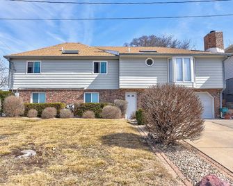 Aksarben Two Bed, One Bath Duplex Suite - Omaha - Building