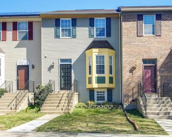 Upper Marlboro Townhome w/ Washer + Dryer! - Largo - Building
