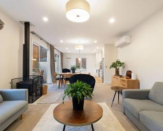 Duff's Cottage-fabulous location-comfort +style - Arrowtown - Living room