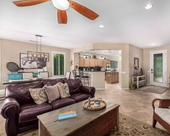 'Stay n Play' Oasis - Surprise/Heated Pool/Spa/Golf Cart/45+ Resort Community - Surprise - Sala de estar