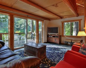 Osprey Nest Cabin: Cozy private mountain cabin on the Wenatchee River - Leavenworth - Living room