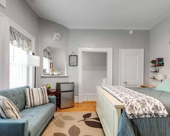 G7 central location museums free parking - Richmond - Living room
