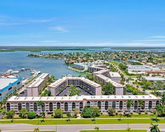 Cabana-Style Condo in Anglers Cove | Pools & Spas - Marco Island - Gebäude