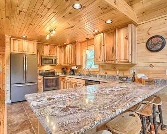 Elegant Cabin Rental on 53 Private Acres near Raystown Lake in Pennsylvania - Huntingdon - Kitchen