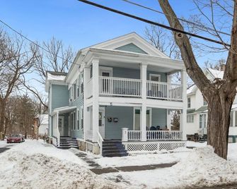 Like home Charming 3 Bedroom Upstairs Flat 3 blocks frm downtown Auburn Sleeps 5 - اوبورن (نيويورك) - مبنى