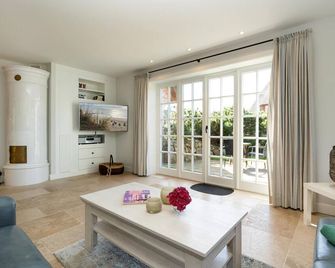 Reetdachhaus für 7 Pers. mit Sauna, Garten, Stellplatz, Wlan, Haustiere Erlaubt - List - Sala de estar