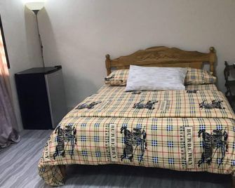 Chic 1-bedroom apartment in awesome Angeles City with WiFi, AC - Angeles City - Bedroom