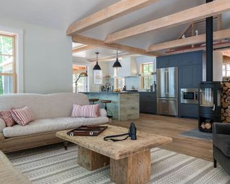 Lakeside life at its best! - Enfield - Sala de estar