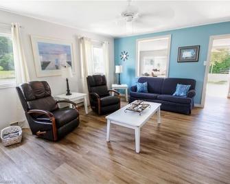 Lovely Little Cottage - South Bruce Peninsula - Living room