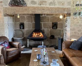 Magnifique maison de campagne avec jacuzzi - Saint-Pardoux-la-Croisille - Sala de estar