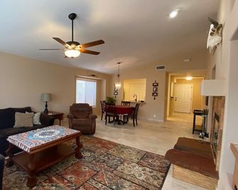 Fountain Hills Hideaway - Fountain Hills - Living room