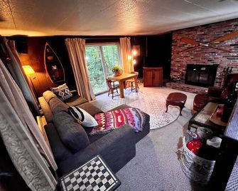 Recently Updated 4 Season Chalet at Cannon Mountain - 法蘭哥尼亞 - 客廳
