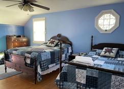Amazing Brighton location! King Bed! Close to U of R. - Rochester - Schlafzimmer