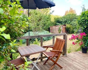 Haven of peace, in the heart of the Luberon, Furnished apartment for 3 people, 5 minutes from Lourmarin - Cadenet - Patio