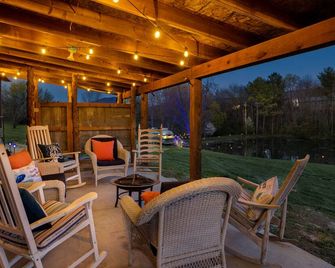 Glamping adventure at the base of the Blue Ridge. Pet friendly, close to it all. - New Market - Innenhof