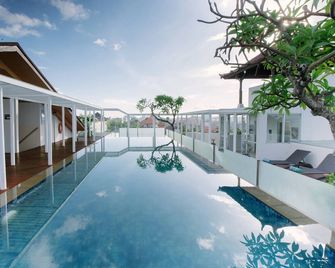 Kuta Beach Hotel - Kuta - Pool