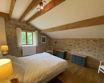 Old Stone house in a peaceful rural hamlet within walking distance to village - Saint-Saud-Lacoussière - Habitación