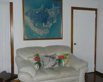 Oskar's Rain Forest Retreat - Nelly Bay - Living room
