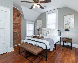 The Scholars Apartment is a freshly renovated 2bedroom 1bath downtown Richmond apartment - Richmond - Bedroom