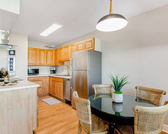 Downtown loft + studio with water/city views, 2 full kitchens, & free WiFi - Port Angeles - Keittiö