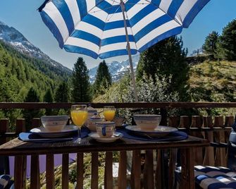 Warm and cozy chalet with fireplace, free Wi-Fi and elegant comfort. - Evolène - Balcon