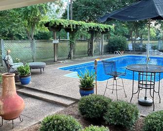 Only a mile from historic downtown Clarksdale! - Clarksdale - Pool