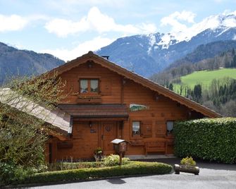 Mountain chalet with pool & stunning views, close to skiing & summer activities. - Mieussy - Bâtiment