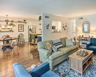 Airy Cottage Close to Rock Lake with Fire Pit! - Lake Mills - Living room